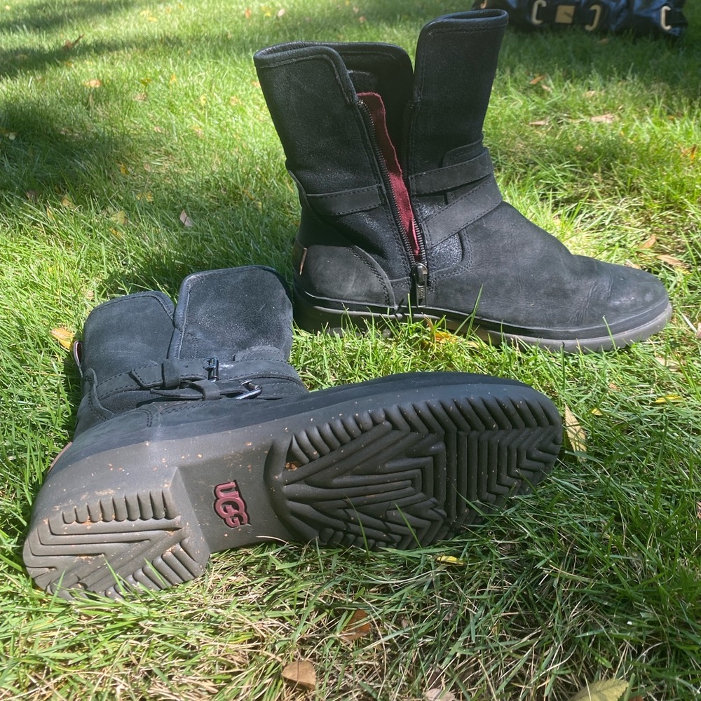 Leather ugg short boot black with black fleece inside size 8.5